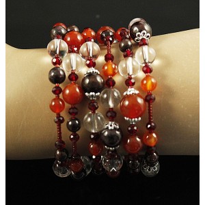 Браслет из граната, горного хрусталя и сердолика на струнке 5-6 оборотов