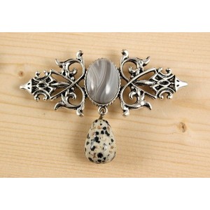 Брошь из агата серого (ботсванский) "вензель", основа 70х2.4мм, овал 18х13мм, подвеска яшма далматиновая