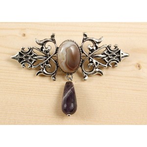 Брошь из агата серого (ботсванский) "вензель", основа 70х2.4мм, овал 18х13мм, подвеска аметист