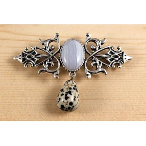 Брошь из агата голубого (сапфирин) "вензель", основа 70х2.4мм, овал 18х13мм, подвеска яшма далматиновая