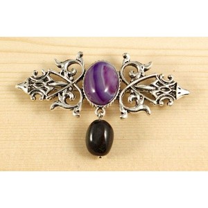 Брошь из агата фиолетового (тонир.) "вензель", основа 70х2.4мм, овал 18х13мм, подвеска гранат