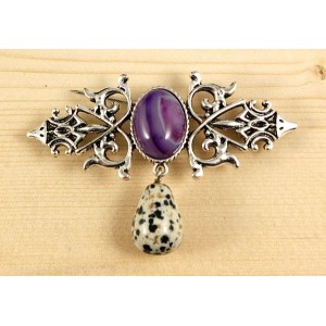 Брошь из агата фиолетового (тонир.) "вензель", основа 70х2.4мм, овал 18х13мм, подвеска яшма далматиновая