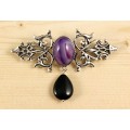 Брошь из агата фиолетового (тонир.) "вензель", основа 70х2.4мм, овал 18х13мм, подвеска агат черный