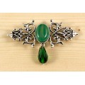 Брошь из агата зеленого (тонир.) "вензель", основа 70х2.4мм, овал 18х13мм, подвеска зеленая