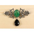 Брошь из агата зеленого (тонир.) "вензель", основа 70х2.4мм, овал 18х13мм, подвеска агат черный