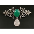 Брошь из агата зеленого (тонир.) "вензель", основа 70х2.4мм, овал 18х13мм, подвеска кварц розовый