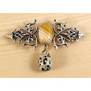 Брошь из агата желтого (тонир.) "вензель", основа 70х2.4мм, овал 18х13мм, подвеска яшма далматиновая