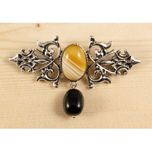 Брошь из агата желтого (тонир.) "вензель", основа 70х2.4мм, овал 18х13мм, подвеска гранат