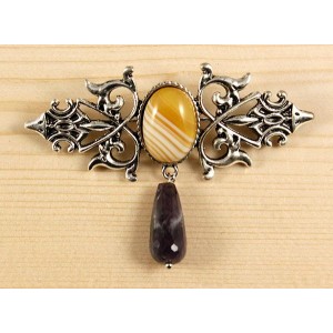 Брошь из агата желтого (тонир.) "вензель", основа 70х2.4мм, овал 18х13мм, подвеска аметист