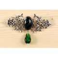 Брошь из агата черного "вензель", основа 70х2.4мм, овал 18х13мм, подвеска зеленая