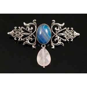 Брошь из агата синего (тонир.) "вензель", основа 70х2.4мм, овал 18х13мм, подвеска кварц розовый