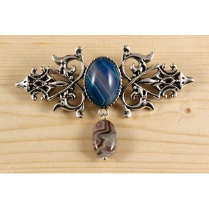 Брошь из агата синего (тонир.) "вензель", основа 70х2.4мм, овал 18х13мм, подвеска агат серый