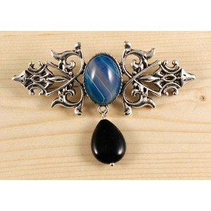 Брошь из агата синего (тонир.) "вензель", основа 70х2.4мм, овал 18х13мм, подвеска агат черный