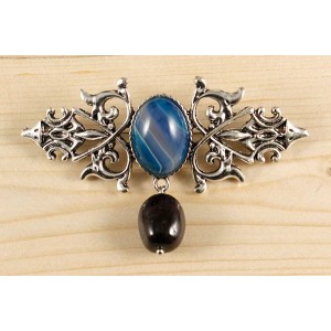 Брошь из агата синего (тонир.) "вензель", основа 70х2.4мм, овал 18х13мм, подвеска гранат