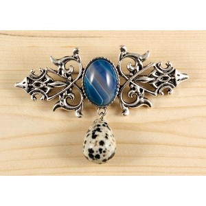 Брошь из агата синего (тонир.) "вензель", основа 70х2.4мм, овал 18х13мм, подвеска яшма далматиновая