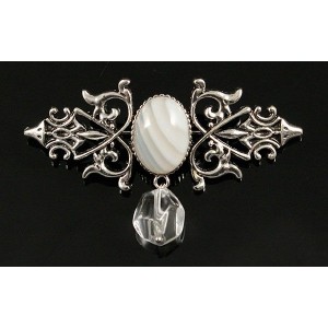 Брошь из агата белого "вензель", основа 70х2.4мм, овал 18х13мм, подвеска горный хрусталь
