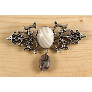 Брошь из агата белого "вензель", основа 70х2.4мм, овал 18х13мм, подвеска агат серый
