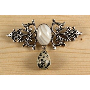 Брошь из агата белого "вензель", основа 70х2.4мм, овал 18х13мм, подвеска яшма далматиновая