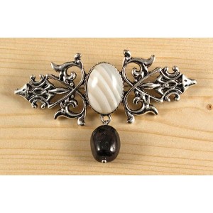 Брошь из агата белого "вензель", основа 70х2.4мм, овал 18х13мм, подвеска гранат