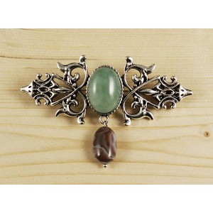 Брошь из авантюрина зеленого "вензель", основа 70х2.4мм, овал 18х13мм, подвеска агат серый