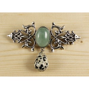 Брошь из авантюрина зеленого "вензель", основа 70х2.4мм, овал 18х13мм, подвеска яшма далматиновая