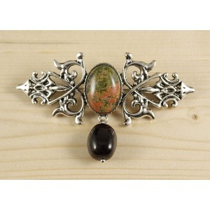 Брошь из унакита "вензель", основа 70х2.4мм, овал 18х13мм, подвеска гранат