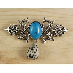 Брошь из бирюзы (имитация) "вензель", основа 70х2.4мм, овал 18х13мм, подвеска яшма далматиновая