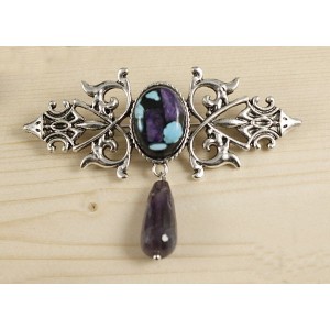 Брошь из бирюзы нат. и чароита (кабошон-мозаика) "вензель", основа 70х2.4мм, овал 18х13мм, подвеска аметист