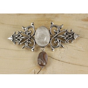 Брошь из горного хрусталя "вензель", основа 70х2.4мм, овал 18х13мм, подвеска агат серый