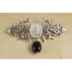 Брошь из горного хрусталя "вензель", основа 70х2.4мм, овал 18х13мм, подвеска гранат