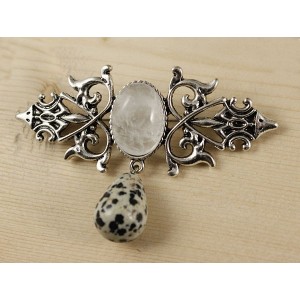 Брошь из горного хрусталя "вензель", основа 70х2.4мм, овал 18х13мм, подвеска яшма далматиновая