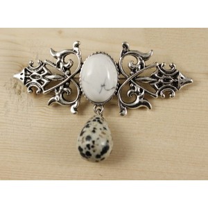 Брошь из каулита (имит. кахолонга) "вензель", основа 70х2.4мм, овал 18х13мм, подвеска яшма далматиновая