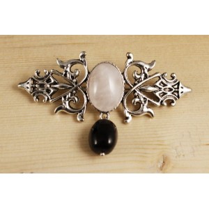 Брошь из кварца розового "вензель", основа 70х2.4мм, овал 18х13мм, подвеска гранат