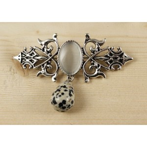 Брошь из кошачьего глаза (иск., серебристый) "вензель", основа 70х2.4мм, овал 18х13мм, подвеска яшма далматиновая