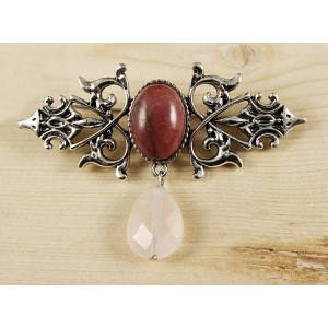 Брошь из родонита "вензель", основа 70х2.4мм, овал 18х13мм, подвеска кварц розовый