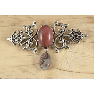 Брошь из родонита "вензель", основа 70х2.4мм, овал 18х13мм, подвеска агат серый