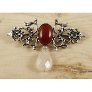 Брошь из сердолика "вензель", основа 70х2.4мм, овал 18х13мм, подвеска кварц розовый