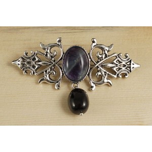 Брошь из флюорита "вензель", основа 70х2.4мм, овал 18х13мм, подвеска гранат