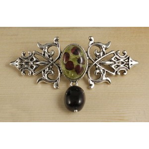 Брошь из хризолита и граната (кабошон-мозаика) "вензель", основа 70х2.4мм, овал 18х13мм, подвеска гранат