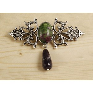 Брошь из цоизита "вензель", основа 70х2.4мм, овал 18х13мм, подвеска аметист