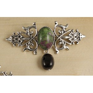 Брошь из цоизита "вензель", основа 70х2.4мм, овал 18х13мм, подвеска гранат