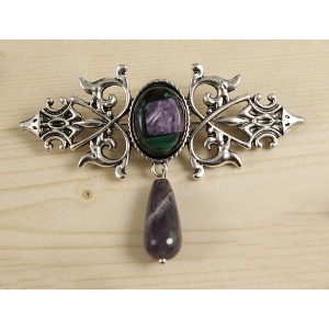 Брошь из чароита и малахита (кабошон-мозаика) "вензель", основа 70х2.4мм, овал 18х13мм, подвеска аметист