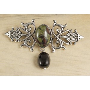 Брошь из яшмы (гелиотроп) "вензель", основа 70х2.4мм, овал 18х13мм, подвеска гранат