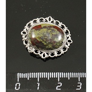 Брошь из яшмы (гелиотроп), овал 18х13мм, основа "4 лилии"