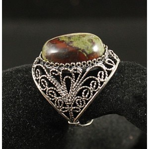 Кольцо из яшмы (гелиотроп), овал 18х13мм, филигрань, ручная работа