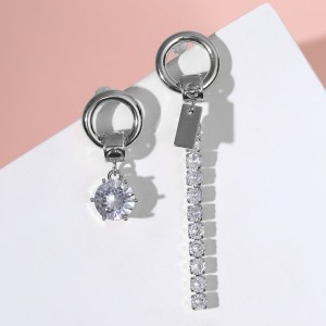 Серьги со стразами "Блум" ассиметрия, цвет белый, цвет серебристый