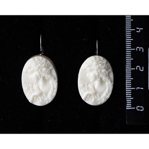 Серьги из  крафтовой смолы, цвет белый, кабошон "камея", овал 25х18мм, замок петелька
