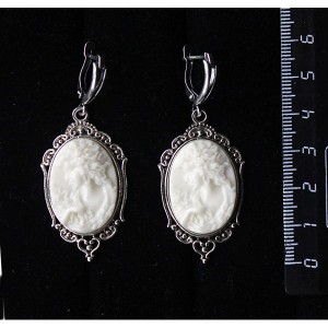 Серьги из  крафтовой смолы, цвет белый, кабошон "камея", овал 25х18мм,  "медальон", швензы посеребрение