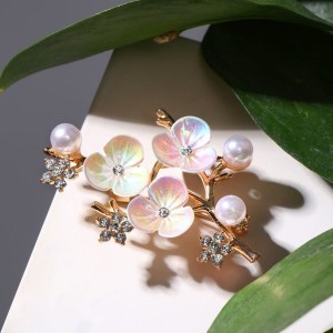 Брошь барокко "Цветы сакуры", цвет белый, цвет золотистый