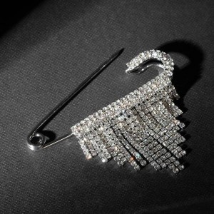 Булавка "Торжество" каскад, 7см, цвет белый, цвет серебристый